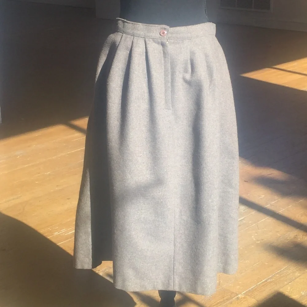 Vintage tan/taupe polyester/wool medium length skirt